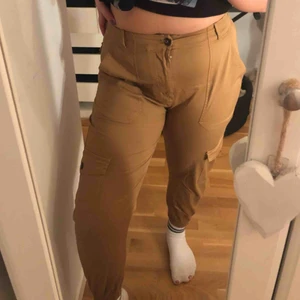  - Bruna cargo byxor från pull & bear med många fickor. Skriv för fler bilder
