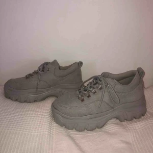  - Ett par coola skor i ljusgrått från boohoo i storlek 38! Använda 2 gånger då de är lite försmå för mig som brukar ha 38,5 eller 39. Köparen står för frakten! Priset kan diskuteras!