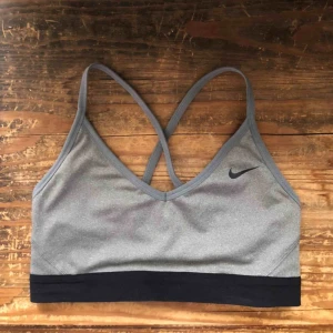 - Grå sportbehå, Nike. Sjukt snygg och i bra skick, men har en annan jag gillar bättre så denna kommer ej till användning. Frakt ingår