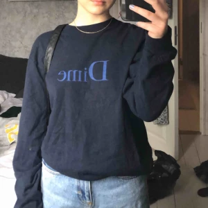  - En långärmad tröja från Dime! Skitsnygg tröja som jag inte längre använder. Den är ca 1 år gammal och har inte använt jättemycket, så den är i fint skick. Frakten är inräknad i priset och betalning sker via swish 💖