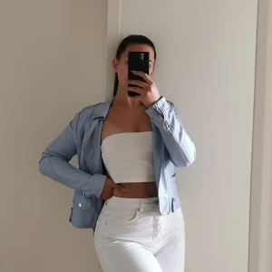 Skinnjacka  - Skinnjacka från bikbok, storlek S. Använd ett par ggr, bra skick. 