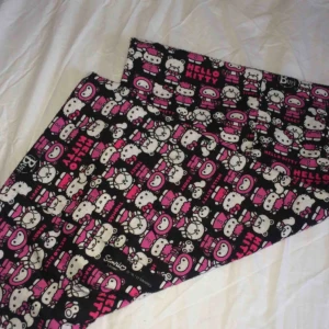  - Hello Kitty scarf, man kan också använda den som mössa om man vill. Passar de flesta den är väldigt töjbar :))