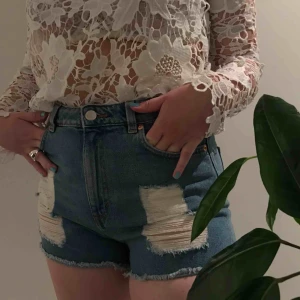 Jeansshorts från monki - Sjukt snygga helt oanvända jeanshorts från 🥰monki🥰 (endast provat) säljer pga fel storlek tyvärr. På bilden ser ni hur de sitter på M men möjligheten till att använda skärp finns ifall man vill ha dem oversized på S. Nypris: 300kr