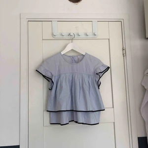  - Jättefin blå somrig blus från Zara. Kan mötas upp om du bor nära annars 45kr plus frakt, först till kvarn gäller. Hör av dig vid frågor!