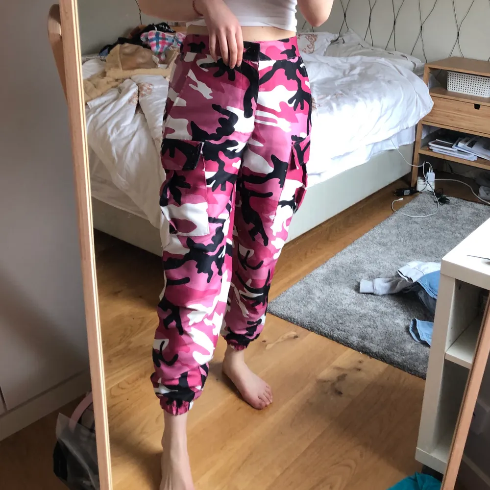 This are new camo pants in pink! They’re super pretty and can fit a wide size, the waist is around 80 and the pants is around 90cm! . Jeans & Byxor.