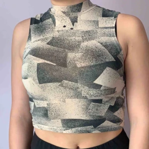  - Kaxigt linne med en halvpolo-krage😻 Passar bra till allt möjligt som tex ett par baggy jeans🤟 