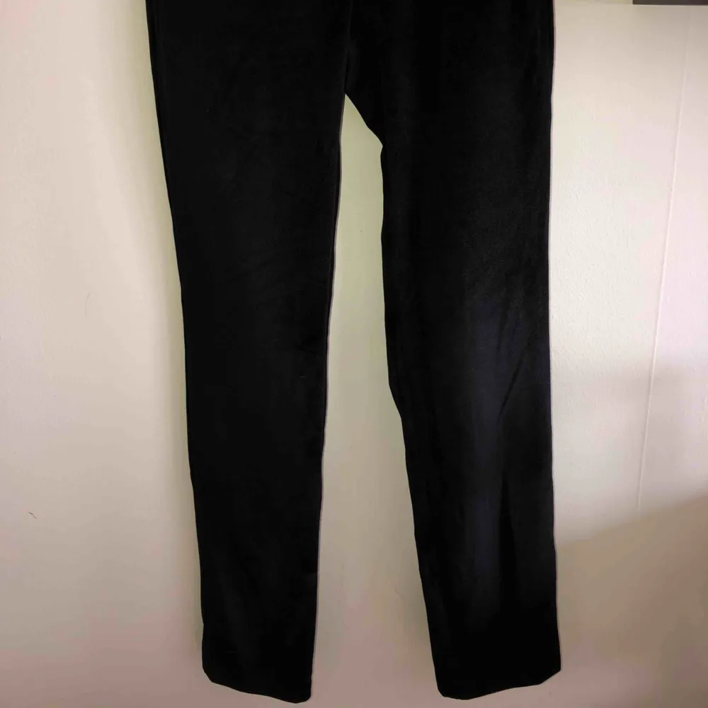 Black velvet trousers. New. Perfect condition. No need iron for smart wardrobe lovers.. Jeans & Byxor.