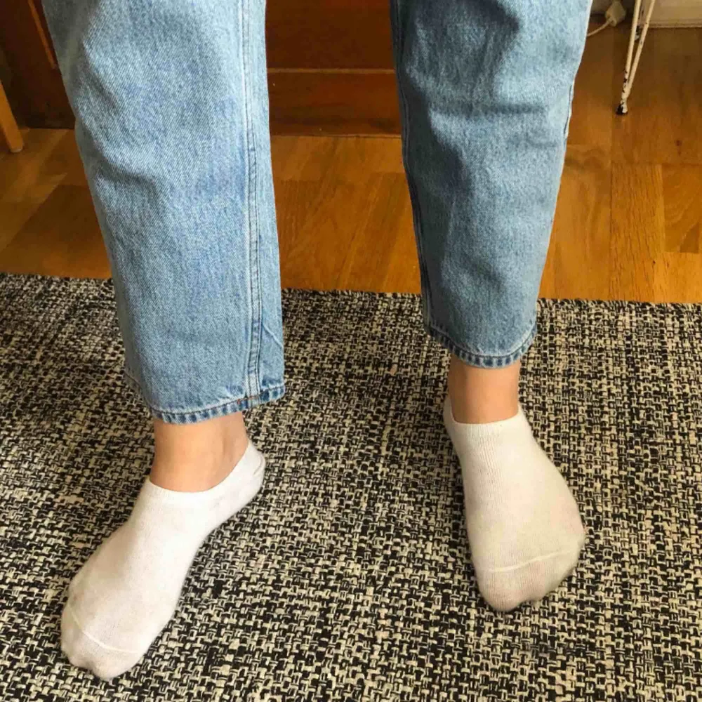 Ett par jättefina jeans från monki😊Köpte dom här på Plick  men de passade tyvärr inte. Frakten ingår i priset🤗. Jeans & Byxor.