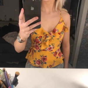  - Fin blus från h&m som endast är provad. Kommer inte till användning då det inte är min stil