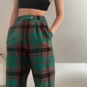 Rutiga byxor XS - Snygga byxor som jag tror att någon annan kan få mer användning för☺️ passar XS. Är köpta på second hand i CPH🖤 De är mer mörkgröna i verkligheten än på bilderna. Betalningen sker via swish.