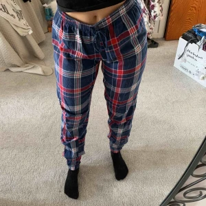 Mjukis - Pyjamasbyxor från Cubus i storlek S. Använda men bra skick. Köparen står för frakten om den ej kan mötas upp. BUD LIGGER PÅ: 120 utan frakt