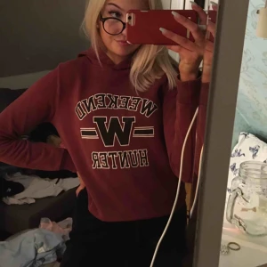  - Röd hoodie med tryck från Gina❣️❣️