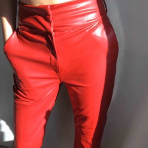  - Röda lack byxor som är vida längst ned! Använda 2 ggr och nyligen köpta! ❤️❣️ från na-kd