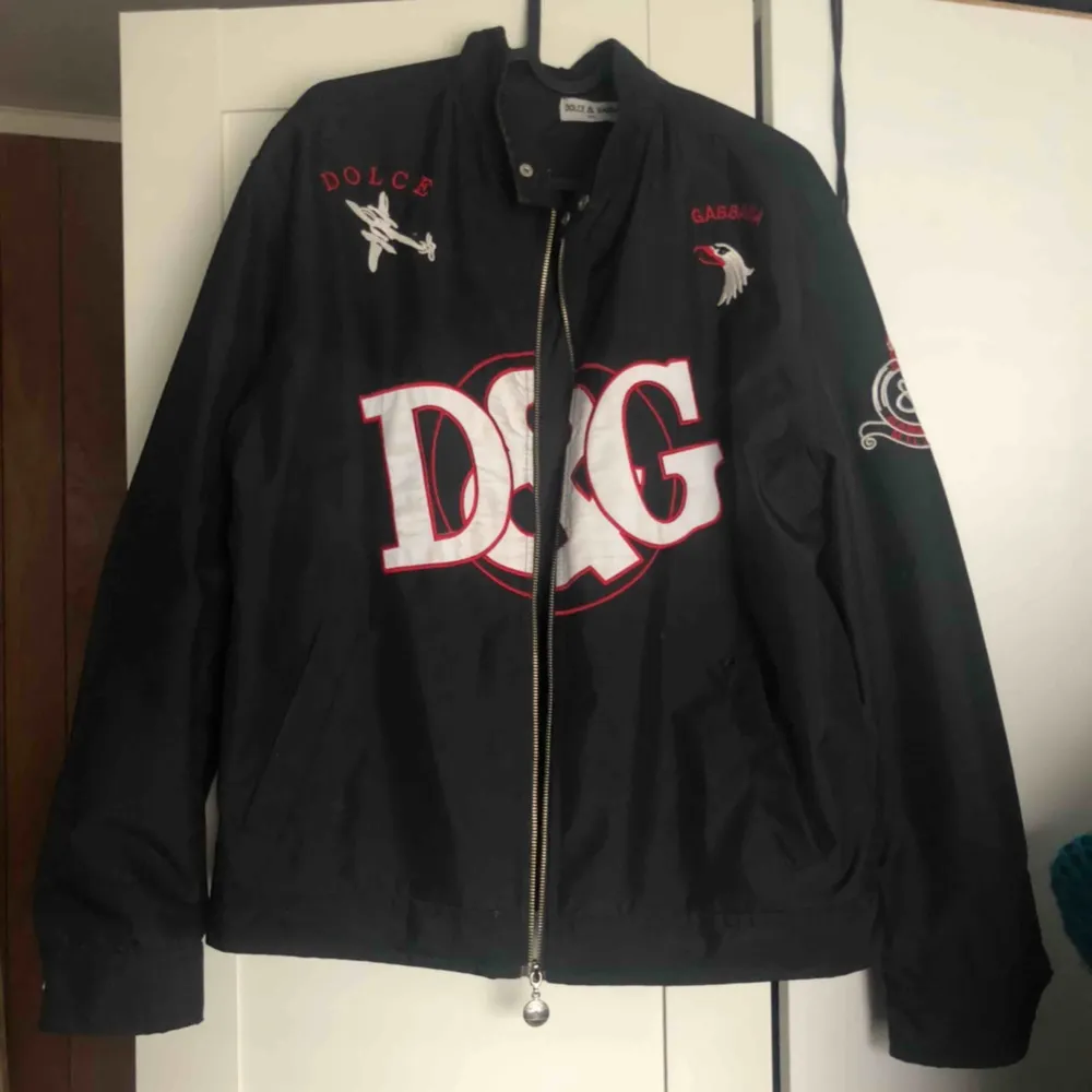 D&G biker jacket från Milano 🌷🌷 säljer pga rensar min gaderob och den inte längre används. really cool, står storlek L men sitter som en M påväg till L . Jackor.