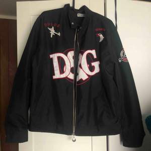 D&G biker jacket från Milano 🌷🌷 säljer pga rensar min gaderob och den inte längre används. really cool, står storlek L men sitter som en M påväg till L 