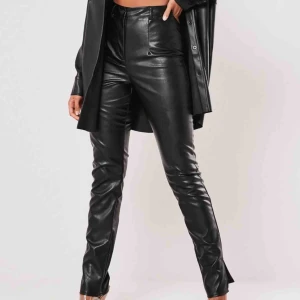  - Snygga raka skinnbyxor med slit från missguided som jag köpte på Nelly för ett tag sedan. Aldrig använda eftersom att de är lite för långa och stora på mig.💓💗