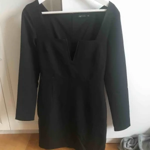  - Svart klänning från Nelly i strl 34, knappt använd. 