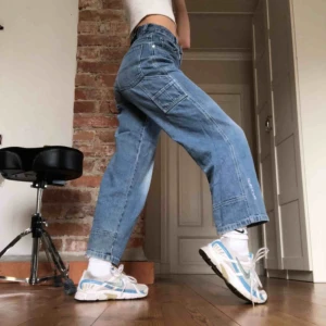  - Högmidjade blå jeans med lite coola detaljer  