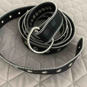  - Långt omlott-skärp med nitar. Köpt från ASOS aldrig använt 