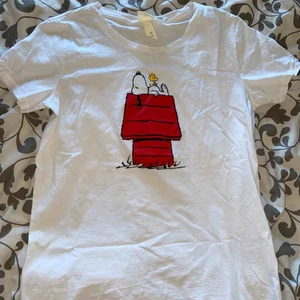  - Supergulliga t-shirt med snobben på, den är köpt i november men har aldrig använts. Fungerar lika bra som en vanlig tröja som en mysig tröja. Verkligen suuperfin