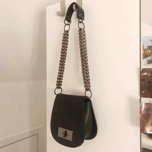  - En superfin shoulderbag från nakd. Kedjorna är i lite mörkare silverfärgade. Köparen står för frakten (98kr)