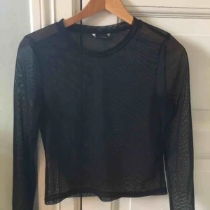  - En cool genomskinlig svart tröja från Monki i storlek S. Använd fåtal gånger, inga defekter. Köparen betalar frakt, annars möts vi upp i Lund.