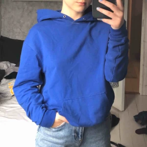  - Snygg hoodie från Carlings! Säljer denna pga att jag inte får användning för den. Den är i fint skick utöver att snörena försvunnit. Frakten är inräknad i priset och betalning sker via swish :)