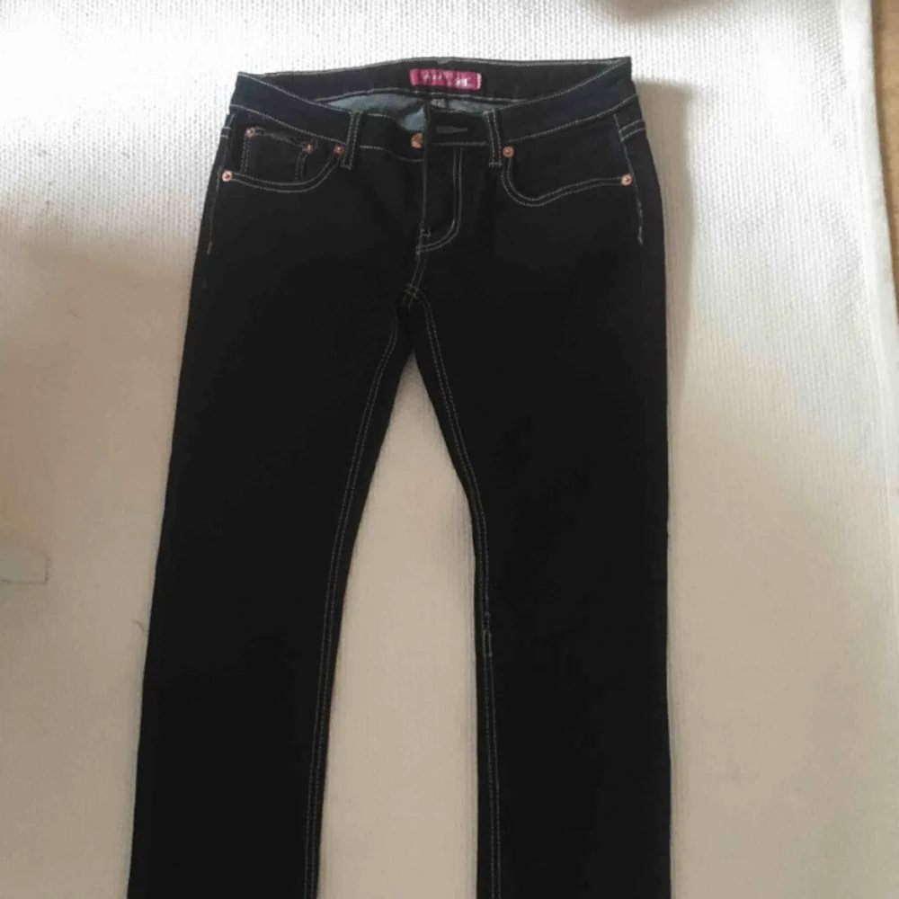 Helt nya OANVÄNDA LEVIS jeans mörkdenim, med raka tighta ben. Står inte strl, men är helt klart XS . Mkt låg midja !! . Jeans & Byxor.