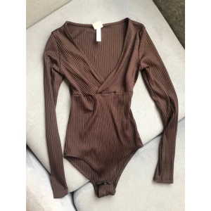 V ringad body - V-ringad body som bara är använd typ 3ggr. Verkligen jättefin och passar allt ifrån XS-S (liten M) då den är stretchig, står dock xs på lappen! Tajt passform och man får fin figur 🙌💕 (lånad bild men kan skicka egna vid intresse) 