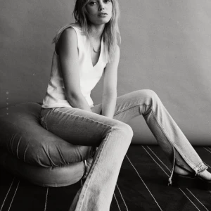 Zara slutsålda jeans  - Säljer dessa jeans från zara i storlek 34. Prislappen är kvar då de var för små för mig. Köparen står själv för frakten 