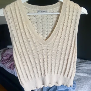 Stickad väst - Stickad väst från Chiquelle som är i jättefint skick. Endast använd 2 ggr. Säljer pga använder den aldrig då det inte riktigt är min stil. 280 inkl frakt!✌🏽 passar både XS, S och M.