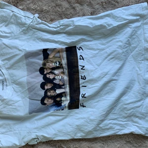 T-shirt friends tryck - Vit T-shirt med friends tryck från pimkie. Storlek XS. Knappt använd. Passar xs-s