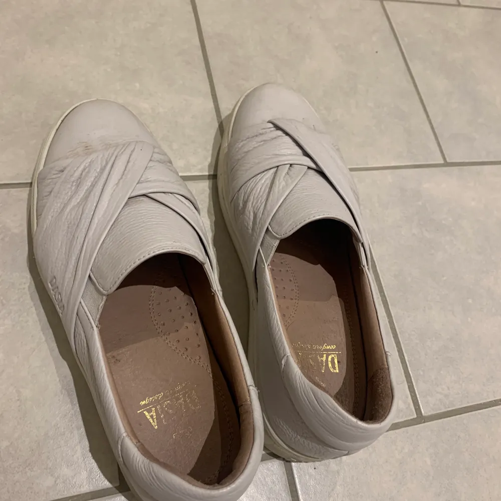 Vita dasia skor i storlek 39, snygga och passar till det mesta. Kommer utan skador men är lätt använda. Frakten står man själv för. Säljer till första som skriver, pris kan diskuteras. Skor.