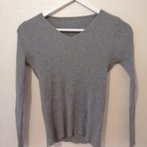 Mjuk grå tröja - Ribbad grå tröja i väldigt mjukt material från shein aldrig använd