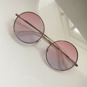 Runda hippieglasögon - Rosa runda hippieglasögon från H&M:) Använda en gång på en festival. Frakt: 22kr (brev)