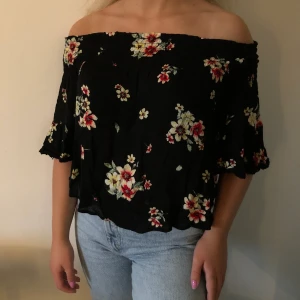 Svart blus med blommor - Sällan använd