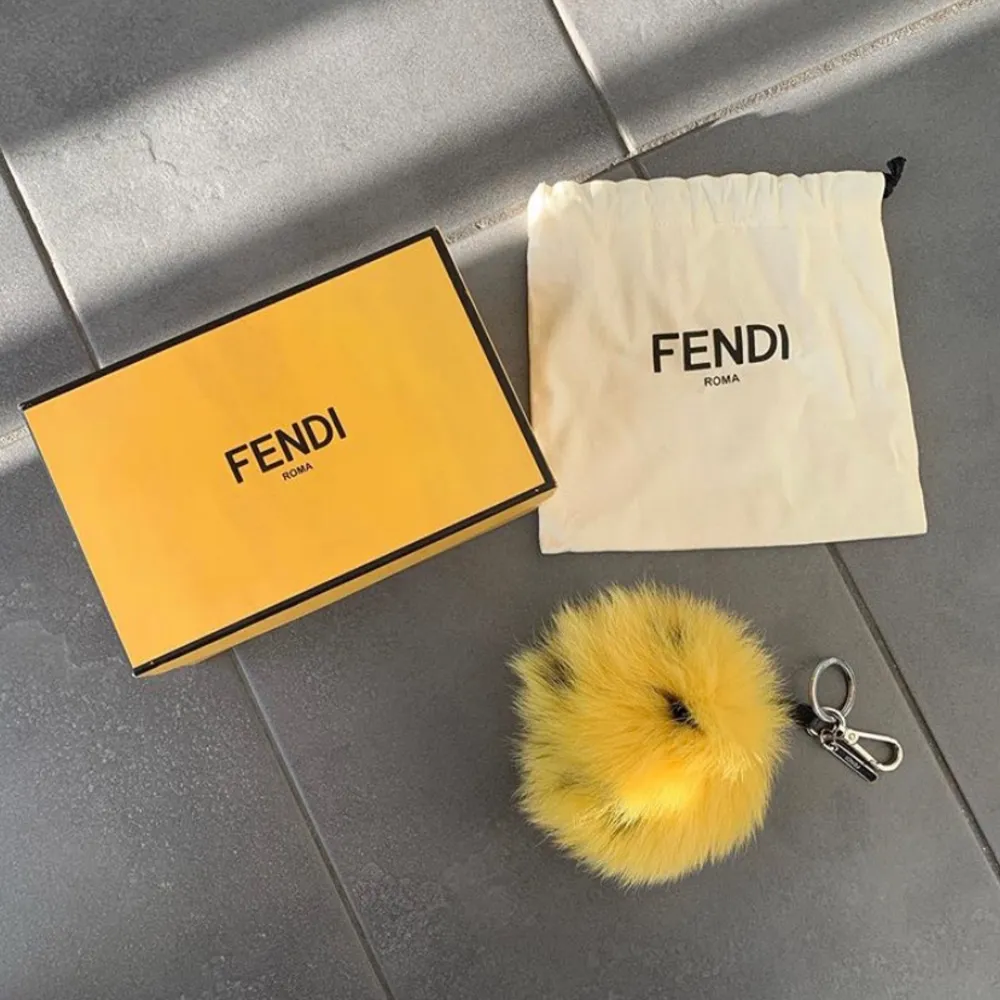FENDI -Bag bug -Retail: 7.000SEK/700$ -Price: 2.500SEK/250€. Accessoarer.