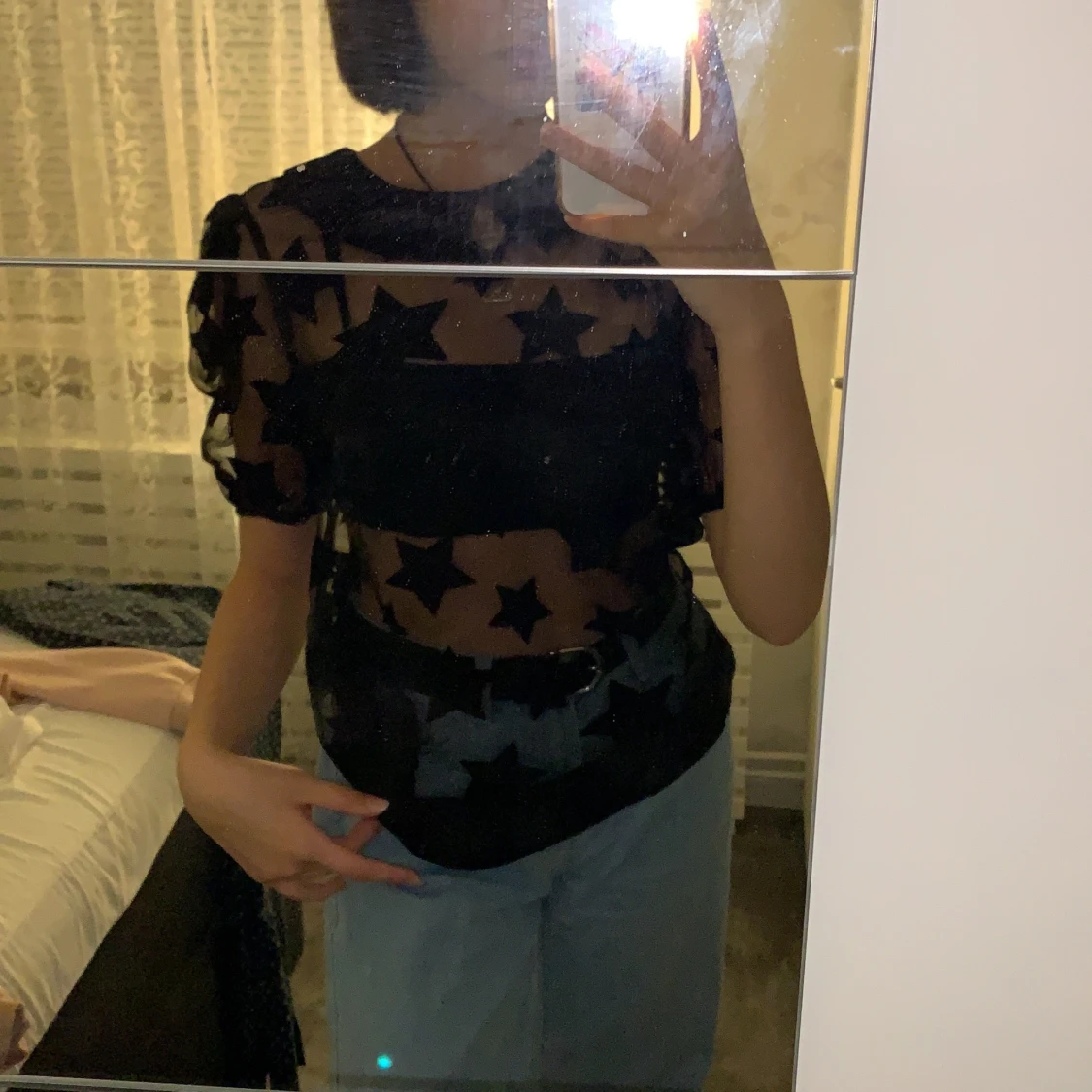 Genomskinligt svart tröja