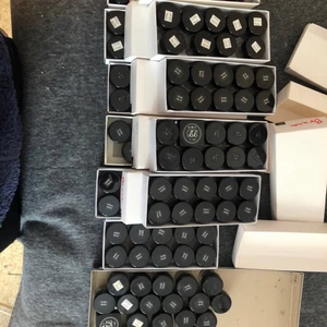 Fransar till fransförlängning  - Singelfransar i olika längder & börjar Kom med bud Ca 1000 fransar i en burk & 10 burkar i en ask Allt för 2200kr