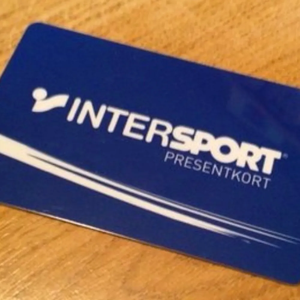 Presentkort från Intersport laddat med 860kr . Övrigt.