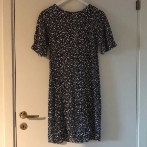 Trendig klänning! - Snygg figursydd klänning som är väldigt fin men tyvärr inte kommit till användning! Buda!