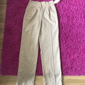 Adidas  - Amazing adidas pants! För små för mig men felfria, buda i DM.  OBS! (har inget strykjärn därav skrynkliga.) Jag är en xs eller s, 69cm runt midjan. Köparen står för frakt 💕