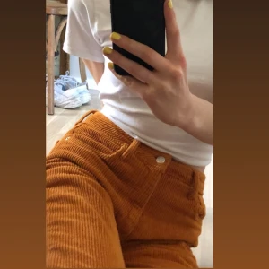 manchesterbyxor  - fina och unika manchesterbyxor som är orangea🥺 säljer pga att de är korta på mig som är 167 (bild 3), skulle passa någon som är kortare eller som gillar ankellånga byxor. inköpta på zara för ca 2 år sedan och använda max 5 ggr. frakt tillkommer