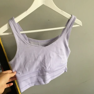 träningstopp från soc  - lila träningstopp från soc, med ett mönster i ryggen, använd ett fåtal gånger så som ny!