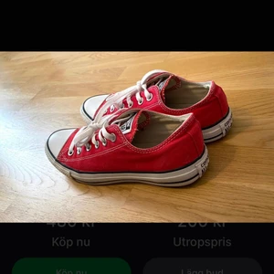 Convers strl 39 - Röda converse från zalando  i storlek 39. Använda endast en gång, i mycket bra skick. Köparen står för frakten. Pris kan duskuteras!