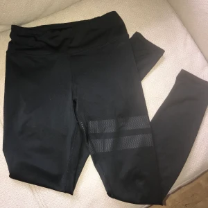 Tights från stronger - Högmidjade och sitter bra, väldigt stretchiga så passar flera storlekar 💓 har ett litet hål på ena benet (andra bild) och en liten skråma på andra, men inget som man märker 🥰frakt på 44 kr, BUD PÅ 120 kr