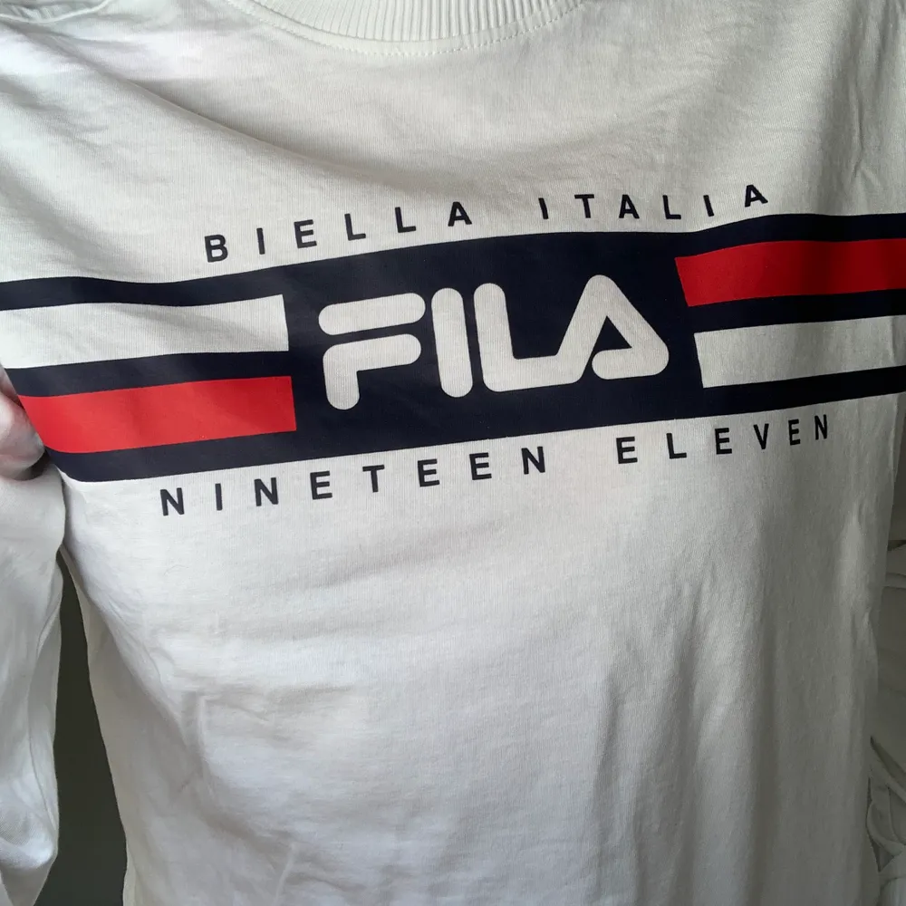 Fila white crew neck long sleeve shirt, with fila details on the front. Sleeves have a detail at the bottom! Bought for 620 selling for 300. Skjortor.