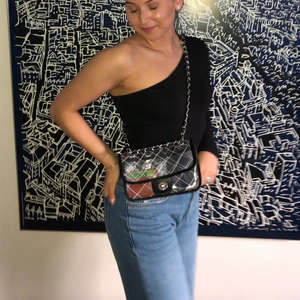 Väska  - Denna pärlan behöver ett nytt hem! Sparsamt använd så i toppen skick. Man kan välja att dubblera remmen så man kan ha den som en axelväska eller ha den över kroppen. 💗💗💗