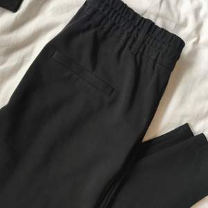 Supersköna svarta byxor från Vero Moda, sparsamt använda så väldigt fina😇😇