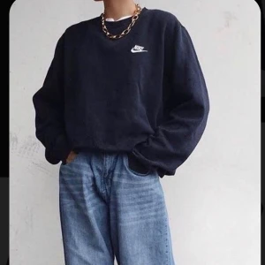 adidas sweatshirt  - svart storlek m då den ska vara lite oversize både t tjej och kille inga fel buda gärna :) man kan använda den till flera olika stilar skulle jag säga 